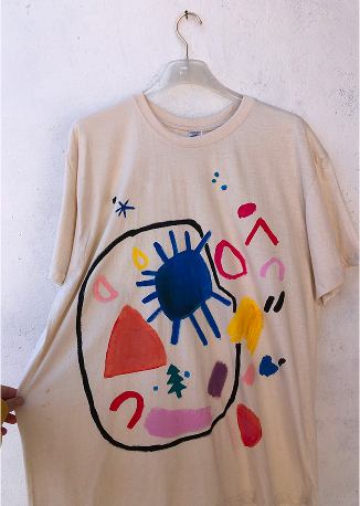 camiseta pintada colgada sobre gancho